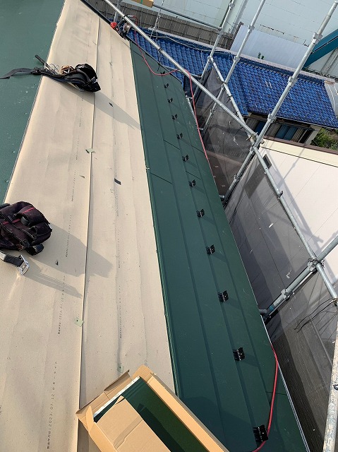 スレート屋根から横暖ルーフを使った屋根カバー工事を行いました！川口市屋根カバー工事　横暖ルーフαｓ　ニチハ　センタールーフ　スレートボロボロ　ガルバリウム鋼板　